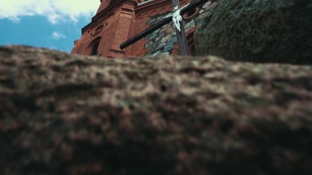 Iglesia católica romana de piedra con Jesús en la cruz. Arquitectura antigua — Vídeos de Stock