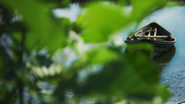 Paesaggio rurale con vecchia barca da pesca sul lago. Vecchia barca in legno sull'acqua — Video Stock