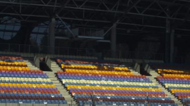 Futbol Stadyumu ile tribün kimseden. Boş farklı renklerde koltuk