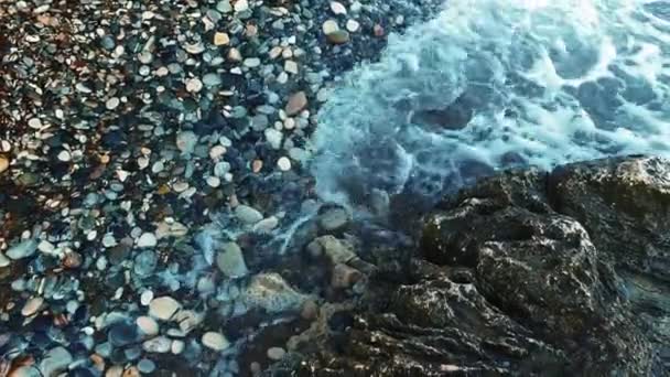 Eau de mer bleu profond battant du littoral rocheux. Gros plan océan brisant les vagues — Video