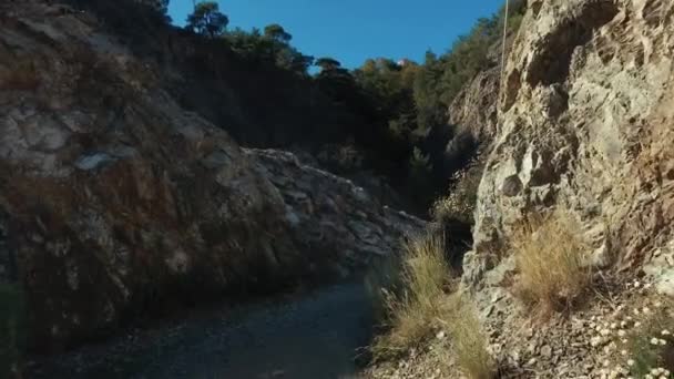 Cañón de montaña en reserva natural. Paisaje natural con montañas y colinas — Vídeo de stock