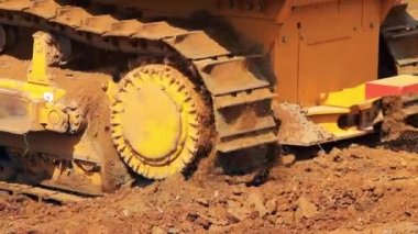 Buldozer hareketli çelik tırtıllar. Madencilik sektöründe ağır makine