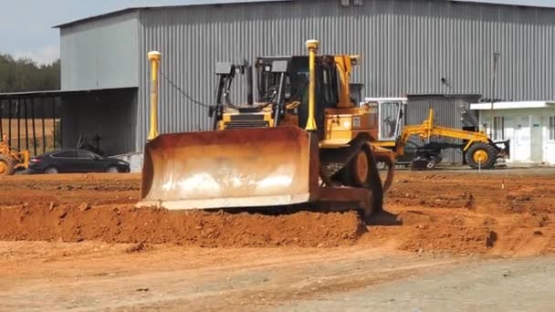 Zware caterpillar bulldozer werken in steengroeve. Gele graafmachine bewegende grond — Stockvideo