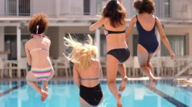 Atlama havuzu yaz kız. Sıcak yaz havuz partisi. Arkadan Görünüş Yüzme Havuzu su kızlarda atlama. Yaz yaşam tarzı zevk. Yaz tatili. Eğlenceli tatil keyfini çıkarın. Kadın dinlenme