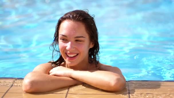 Лицо счастливой женщины в бассейне. Счастливое женское лицо. Женщина отдыхает в воде — стоковое видео