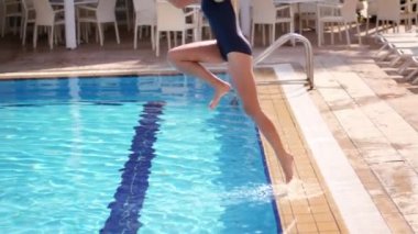 Yaz kız havuza atlama. Sıcak kız resort havuz başında iyi eğlenceler. Yaz saati tadını çıkarın