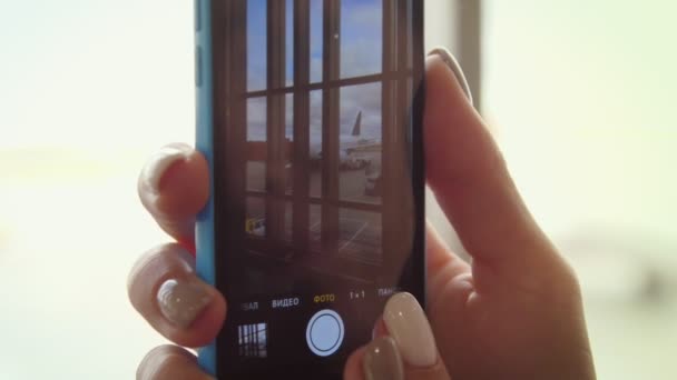 人間の手は、携帯電話と写真を撮影。スマート フォンで写真を作る — ストック動画