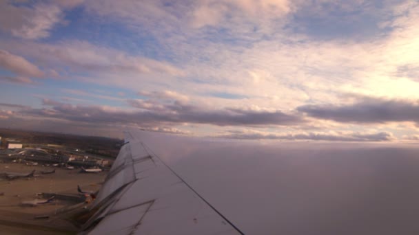 Flugzeug nach draußen. Blick aus dem Flugzeugfenster während des Fluges — Stockvideo