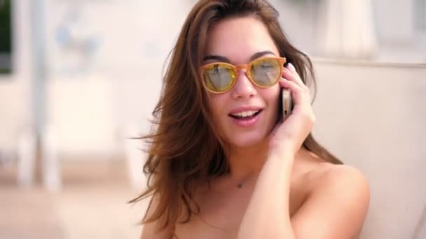 선글라스 여자 말하는 전화. 모바일 이야기 하는 행복 한 여자 — 비디오