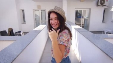 Otelin yürüme şapkalı güzel bir kadın. Koridorda yürürken şapkalı güzel kız