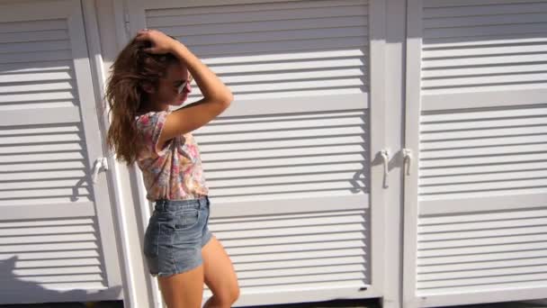 Sexy girl en lunettes de soleil profiter de la promenade d'été. Femme marchant par temps ensoleillé — Video