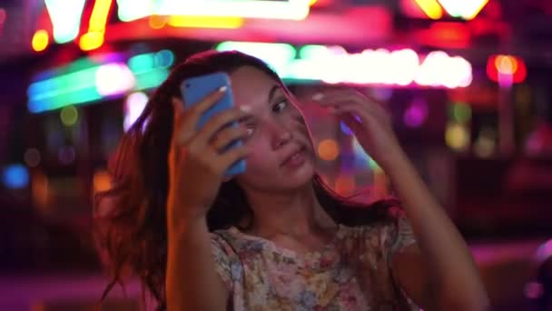 Mujer alegre tomando selfie por la noche. Retrato de selfie nocturno de mujer sonriente — Vídeos de Stock