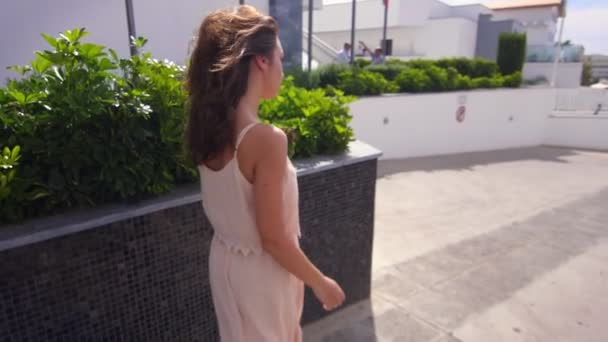 Mujer de lujo caminando en un día soleado. Mujer de verano posando para cámara — Vídeo de stock