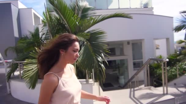 Brunett kvinna promenader i modern stad. Promenader modell i Cypern stad — Stockvideo