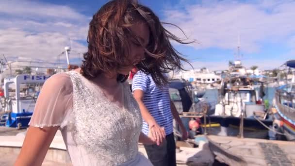 Vriendschap en reizen met de jongeren. Genieten van vakanties. Liefde paar wandelen — Stockvideo