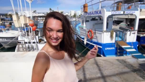 Deniz pier tatil yolculuk üzerine yürüyen mutlu kadın. Yaz tatili — Stok video