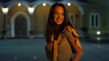 Neşeli kadın yaz yürüyüş tadını çıkarın. Esmer model de akşam kamera için poz