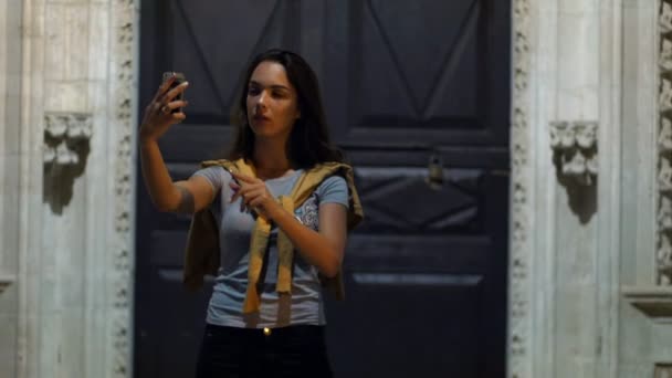 Χαρούμενη γυναίκα λαμβάνοντας αυτοπορτρέτα κινητό. Εικόνα με το χέρι σημάδι v — Αρχείο Βίντεο