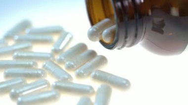 Beyaz masa bitkisel hapları. Pharmatheutical üretim. Ot kapsül tüp