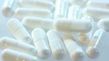 Tıbbi kapsül beyaz masada. Tıp hap. Eczane kapsül