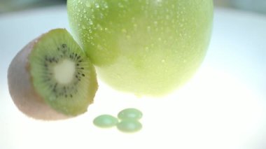 Yeşil kivi ve elma meyve vitamini tablet üzerinde beyaz arka plan ile. Yaz vitamin hapı. Meyve vitamin tablet. Sağlık kavramı. Organik tedavi