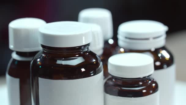 Medizinflaschen rotieren auf dem Tisch. Apothekenflaschen. Pharmaindustrie — Stockvideo