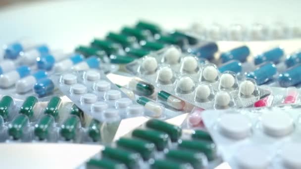 Paquete de pastillas farmacéuticas. Comprimidos y cápsulas médicas — Vídeos de Stock