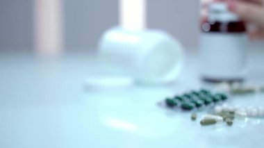 Vitamin takviyeleri. İnsan eli ilaç hap. Tedavi tıbbi