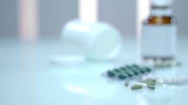 Erkek el tıbbi ilaç şişe dökün. Vitaminler ve Takviyeler