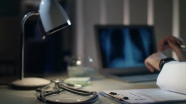 Doktor el Görseller sonuçlarıyla x-ray yazmak. Uzman incelenirken roentgen