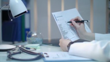 Kadın doktor el tıbbi analiz sonucu kontrol edin. Sağlık Tıp