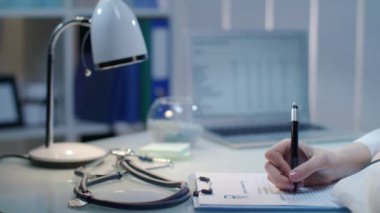 Doktor el tıbbi test sonucu yazma. Tıbbi notlar. Sağlık sektörü