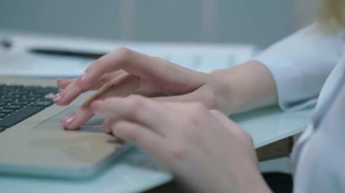 Dizüstü bilgisayarda çalışan kadın doktor. Laptop klavye yazarak çalışma eller