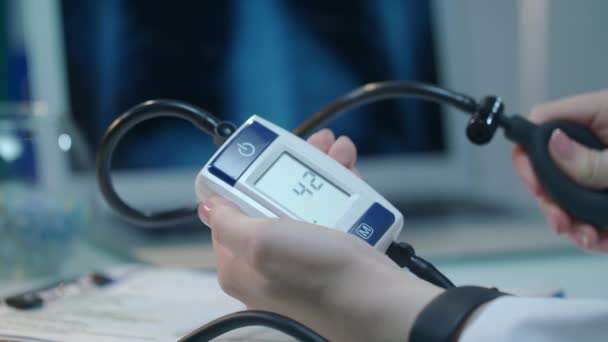 Monitor de presión arterial. Concepto de hipertensión. Equipo de control de presión arterial — Vídeos de Stock
