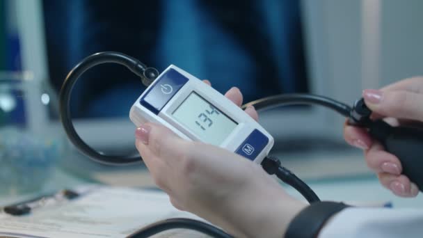 Monitoraggio della pressione sanguigna. Attrezzature mediche per misurare la pressione cardiaca — Video Stock