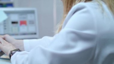 Kadın doktor tıbbi işyerinde tablet kullanma. Tablet PC'yi kullanma hemşire