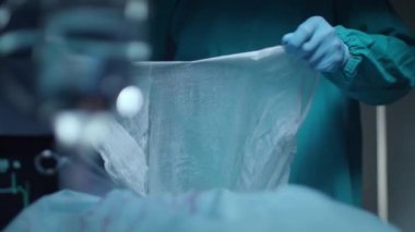 Cerrah el cerrahı odasında gazlı bez yırtılma. Cerrah hazırlamak tıbbi prosedür