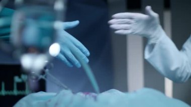 Cerrah doktor el sıkışma. Cerrah takım kutlama başarılı operasyon