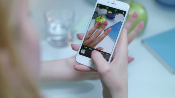 Mujer foto manicura en el teléfono móvil. Foto manos esmalte de uñas — Vídeo de stock