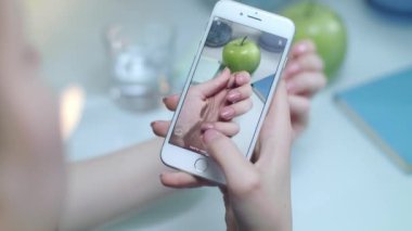 Mobil video manikürlü tırnak çekme kadın. IPhone video El manikür
