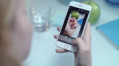 Kadın instagram fotoğraf mobil filtresini kontrol edin. Instagram eller fotoğraf