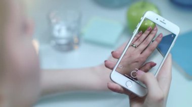 Kadını halka el mobil video al. Evlilik el Instagram video