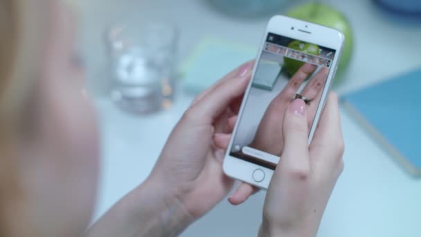 Рука тримає мобільний телефон з кільцевою рукою відео — стокове відео
