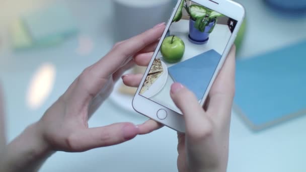 Instagram food concept. Weibchen macht Handy-Video von grünem Apfel — Stockvideo