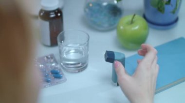 Astım inhaler masada. Astım krizi tedavisinde tıbbi ekipman