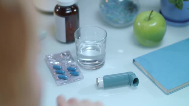 Mulher a usar inalador de asma. Equipamento médico para problemas respiratórios paciente — Vídeo de Stock
