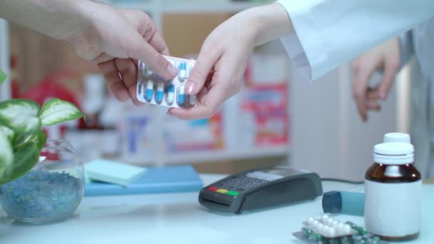 Kreditkort betalning på apotek. Elektronisk betalning på apotek. POS terminal — Stockvideo
