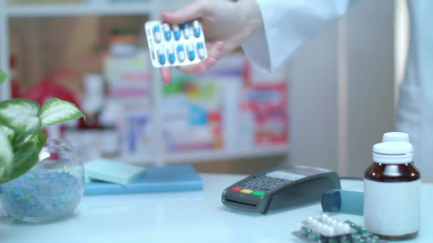 Pagamento NFC móvel para comprimidos médicos. Farmacêutico vender pílulas — Vídeo de Stock