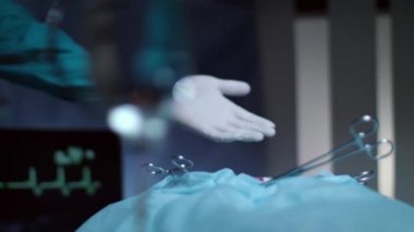 Cerrah elleri. Elinizde tıbbi cerrah neşteri var. Hemşire cerraha neşter verdi. Tıbbi ekip operasyon yapıyor. Cerrahi ameliyat konsepti