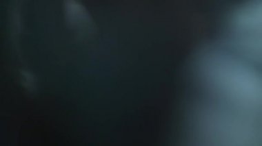 Cerrah hastanın nefes oksijen maskesi işlemi sırasında. Cerrahlar çalışma